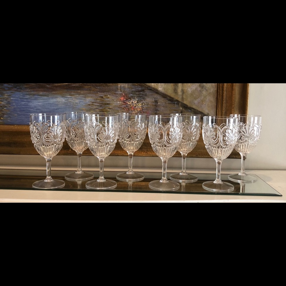 8 plastic wine glasses